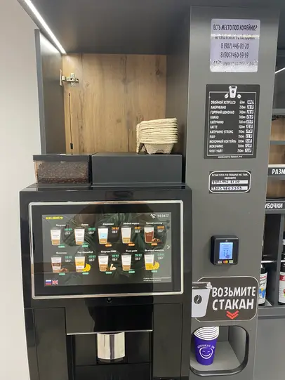 Бесплатные сиропы, трубочки и размешиватели в стойке